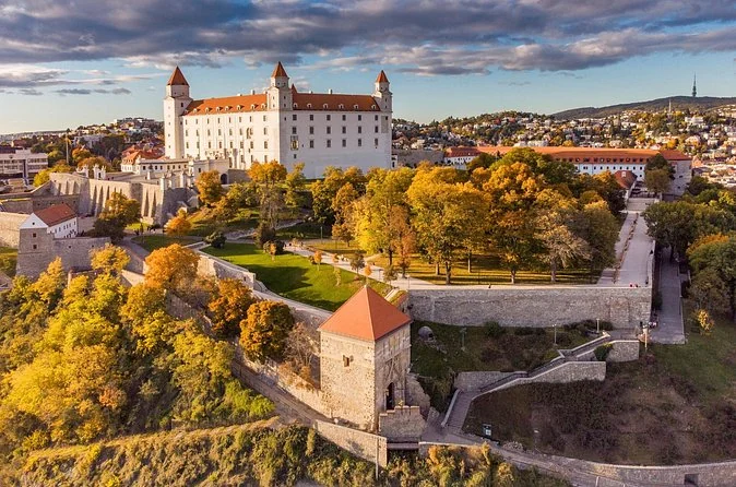 Bratislava e castello di Devín via Hainburg