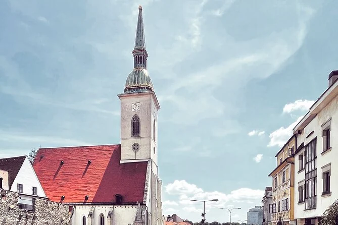 Der Martinsdom, von einer Altstadtgasse aus gesehen