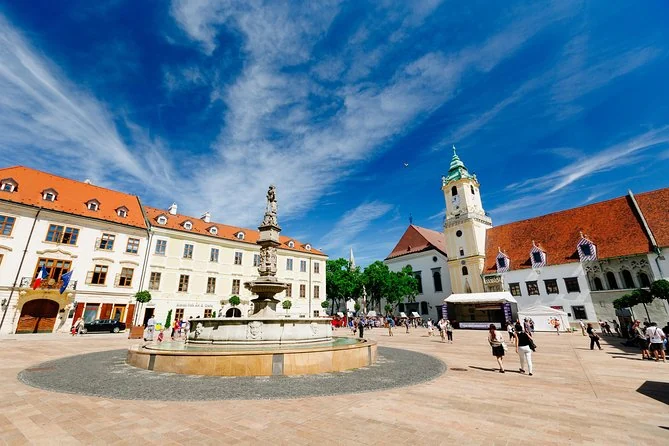Der Hauptplatz der Altstadt von Bratislava mit einem Brunnen