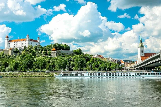 Die Burg Bratislava über der Donau mit einem Flussschiff