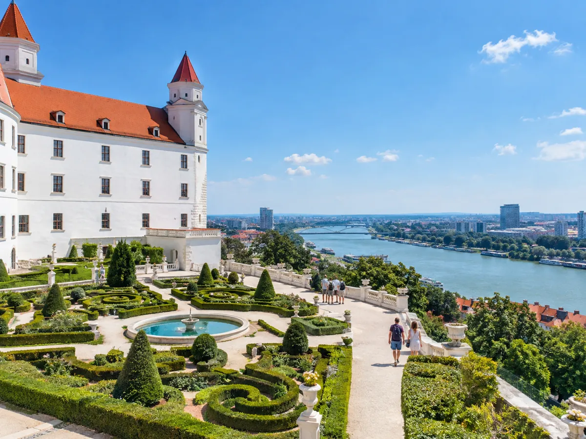 Der Hof und der Barockgarten der Burg Bratislava an einem sonnigen Tag