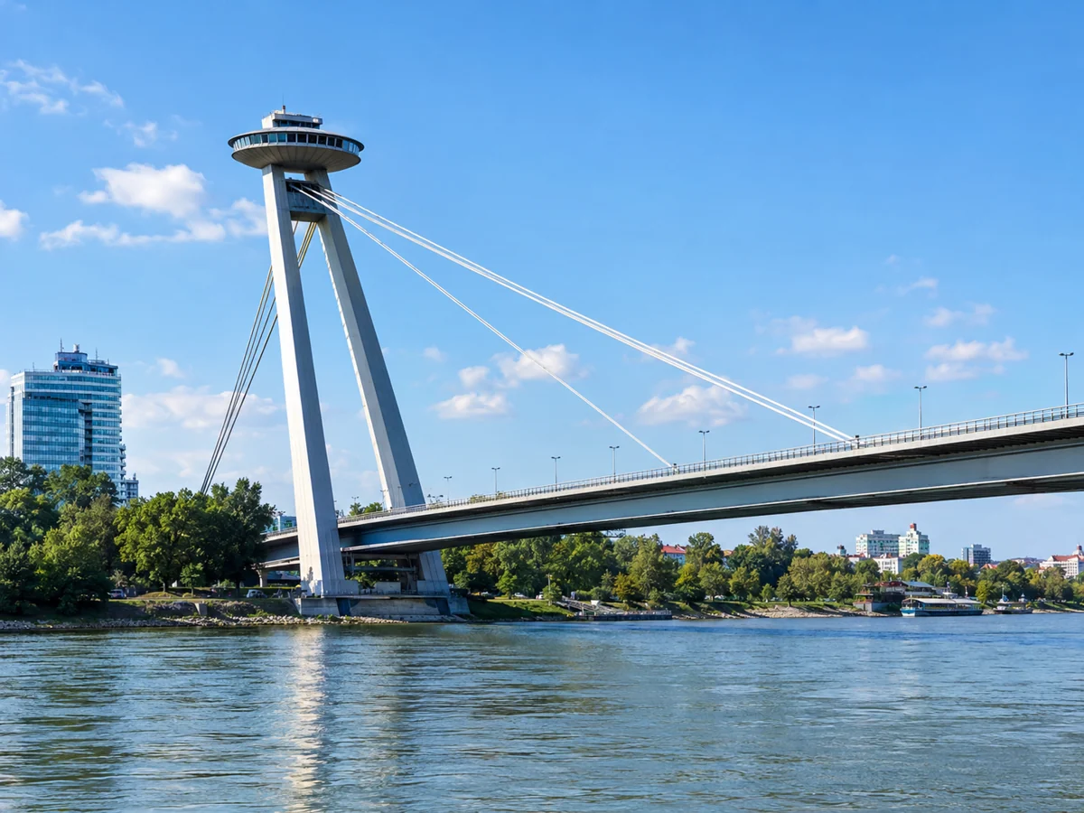 Die Brücke Most SNP mit ihrem ufoförmigen Turm über der Donau in Bratislava